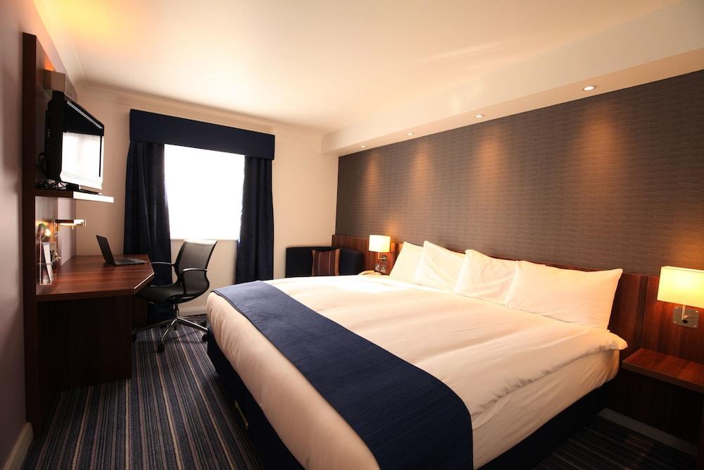 Holiday Inn Express Leeds-East By Ihg Лийдс Екстериор снимка