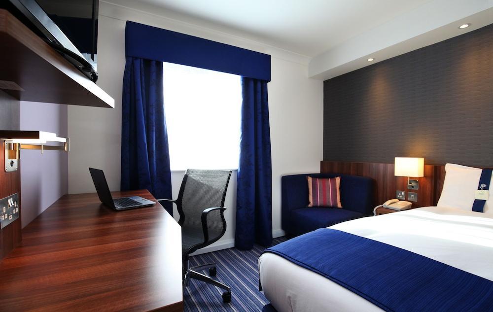 Holiday Inn Express Leeds-East By Ihg Лийдс Екстериор снимка
