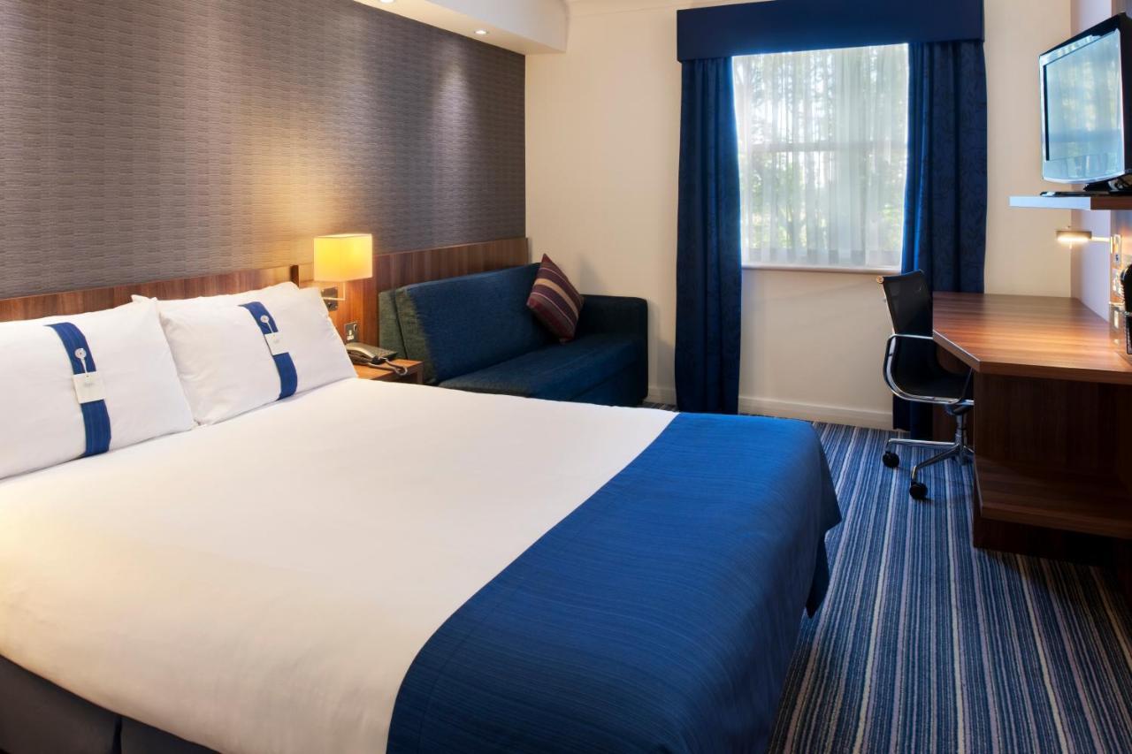 Holiday Inn Express Leeds-East By Ihg Лийдс Екстериор снимка