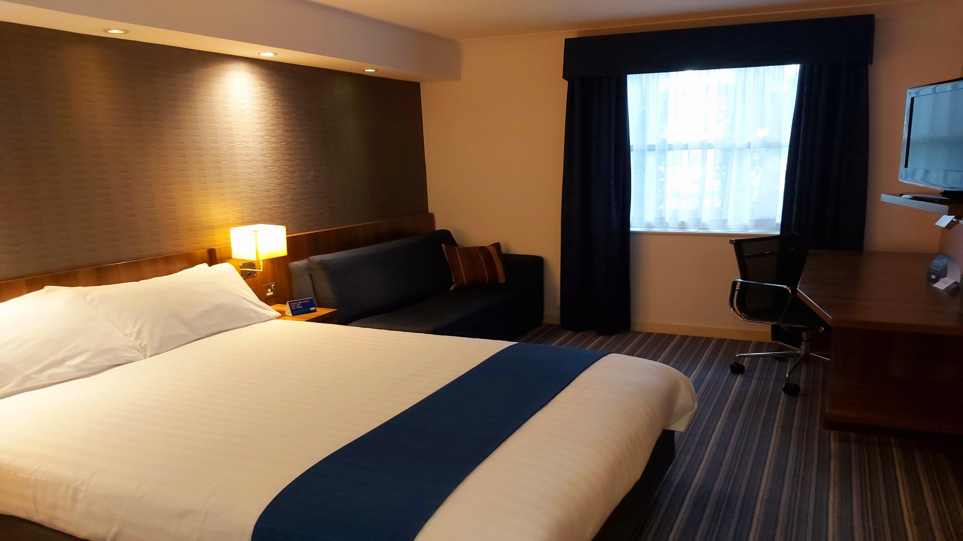 Holiday Inn Express Leeds-East By Ihg Лийдс Екстериор снимка