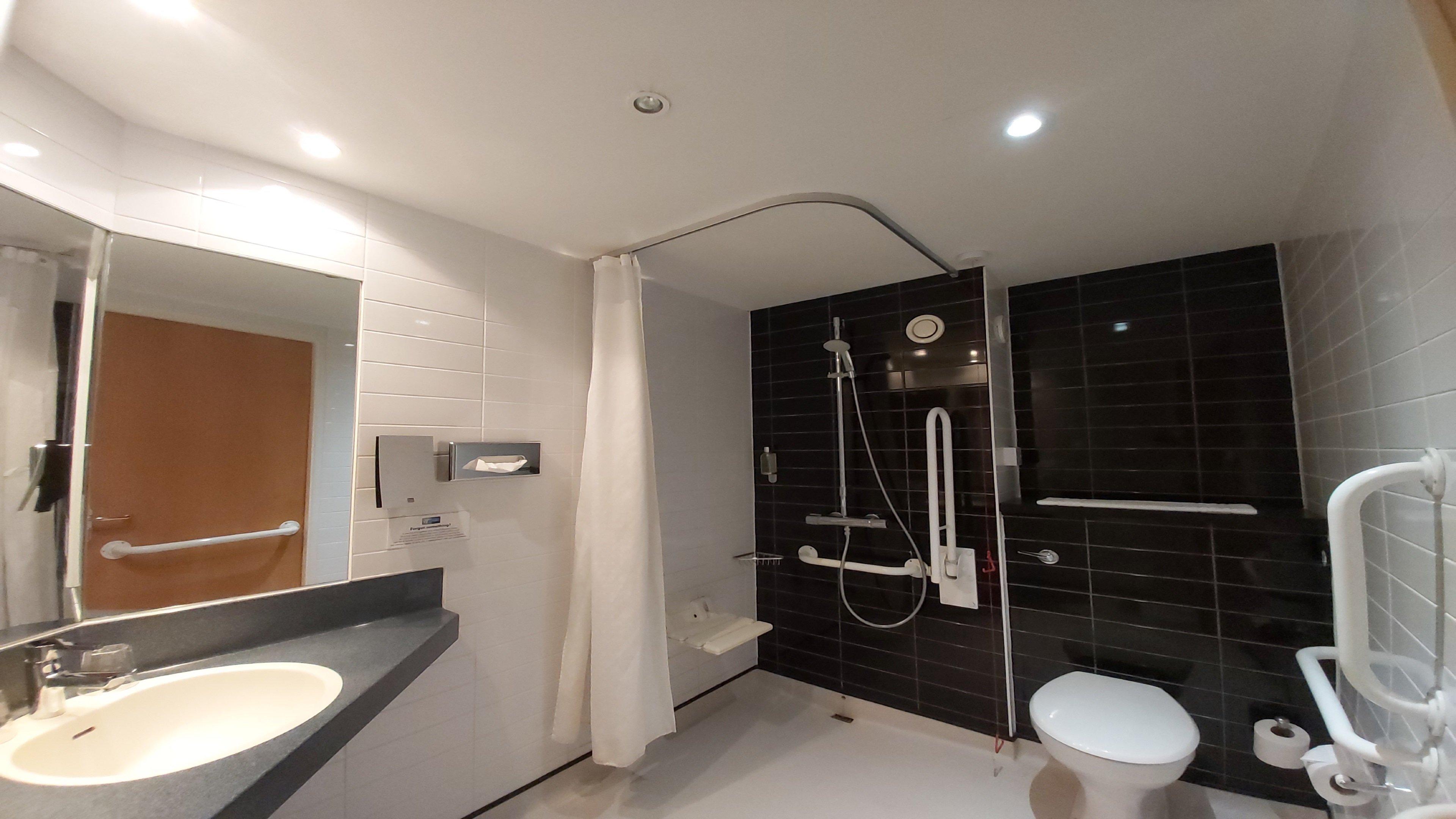 Holiday Inn Express Leeds-East By Ihg Лийдс Екстериор снимка