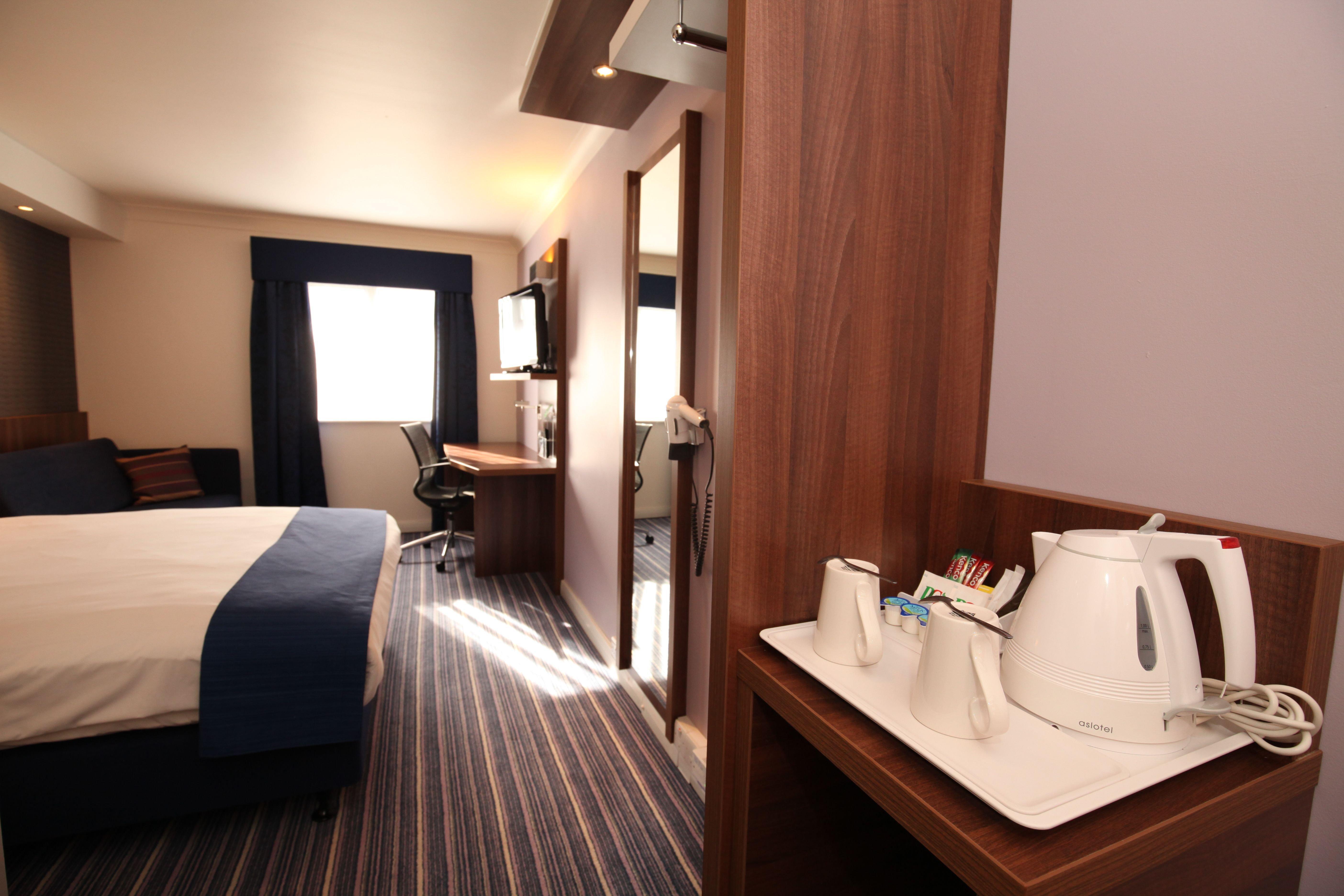 Holiday Inn Express Leeds-East By Ihg Лийдс Екстериор снимка
