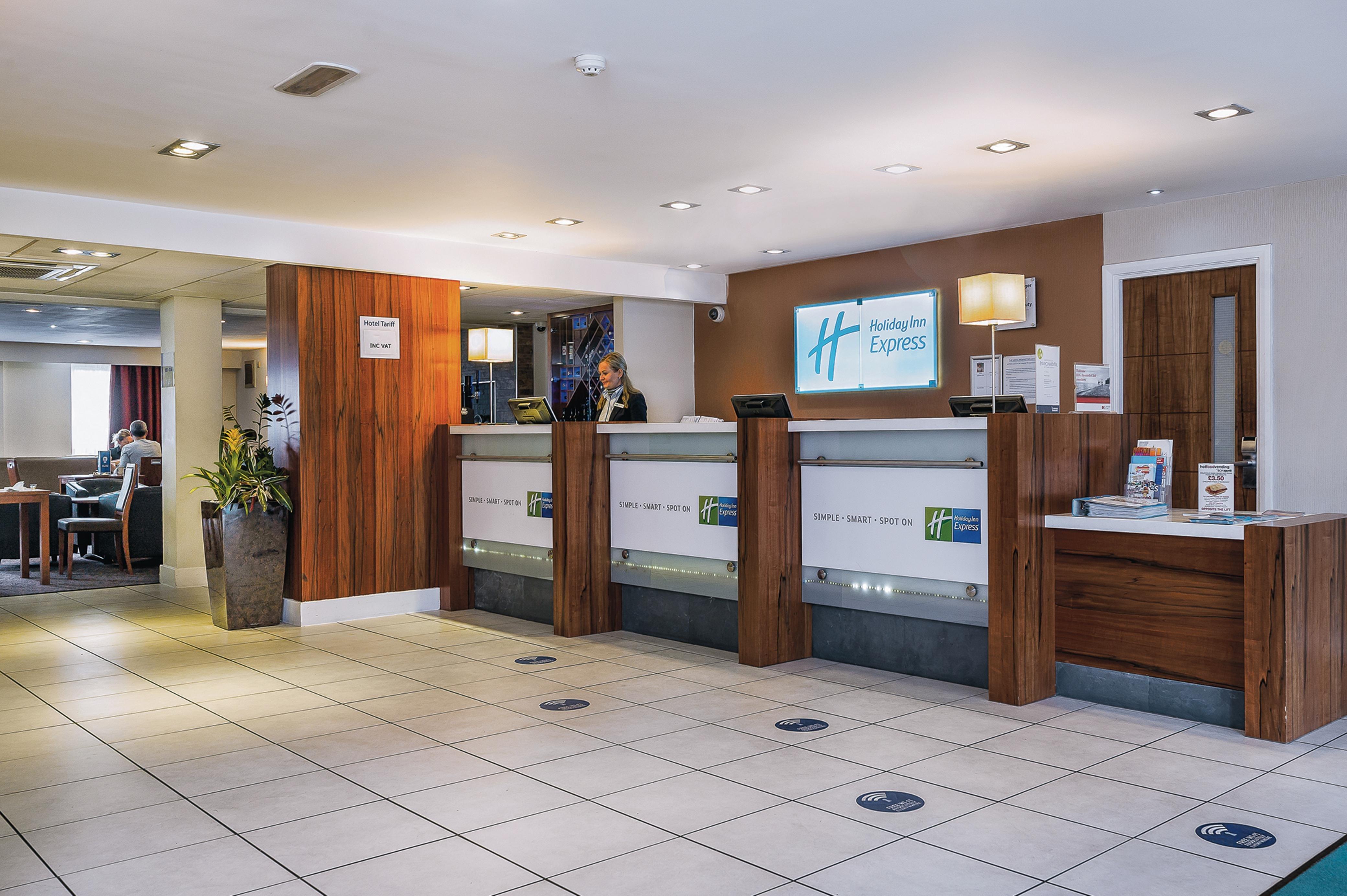 Holiday Inn Express Leeds-East By Ihg Лийдс Екстериор снимка