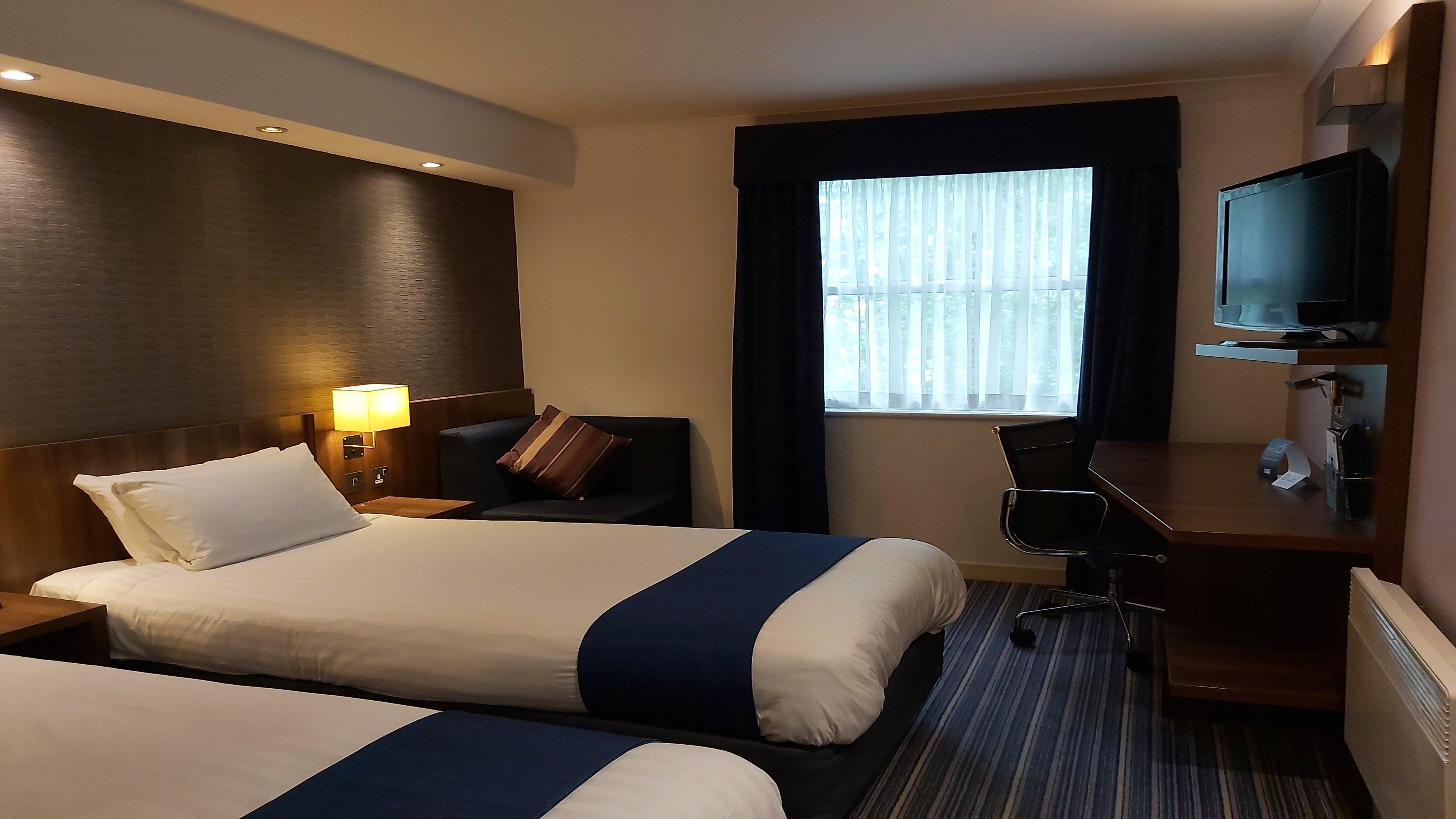 Holiday Inn Express Leeds-East By Ihg Лийдс Екстериор снимка
