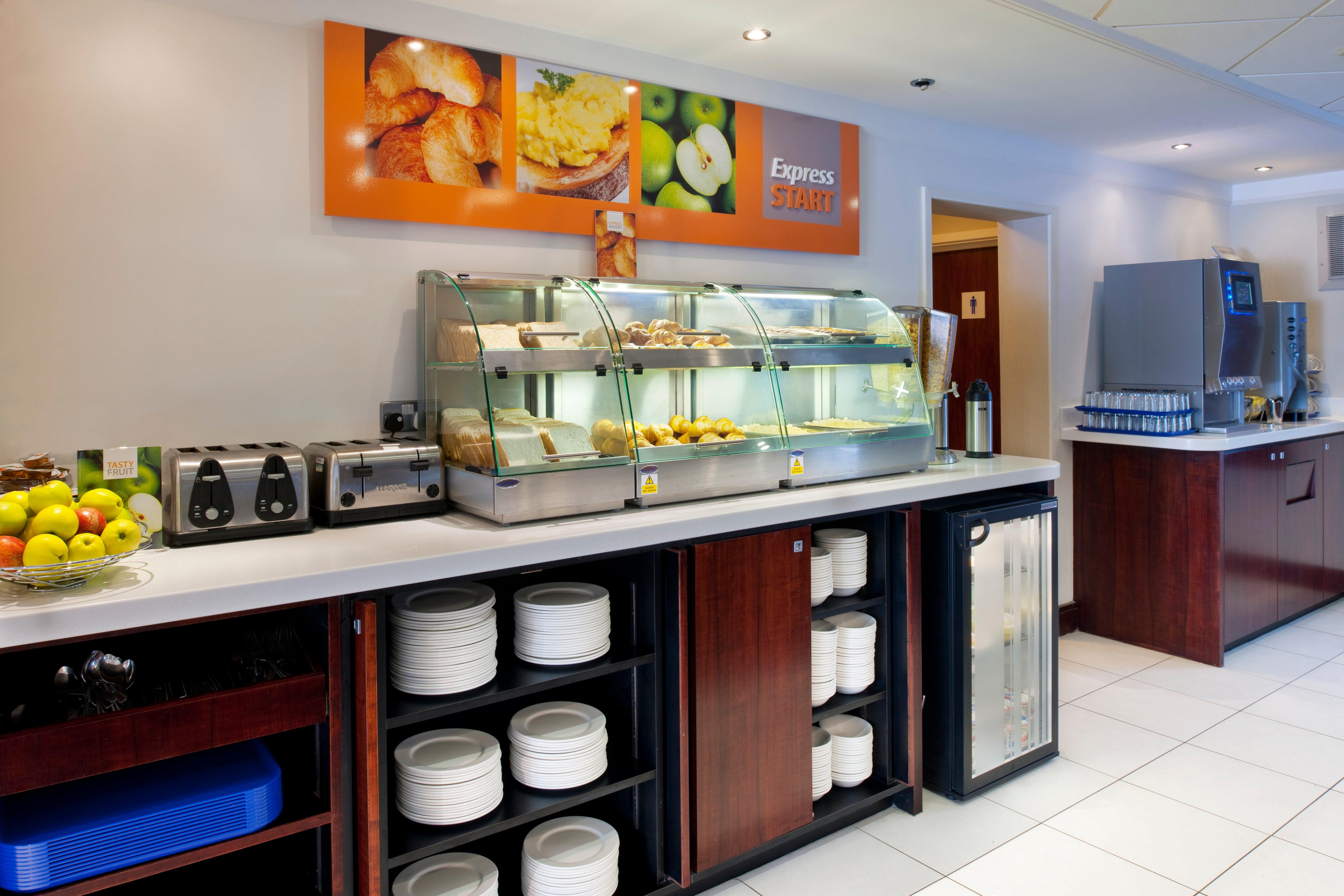 Holiday Inn Express Leeds-East By Ihg Лийдс Екстериор снимка