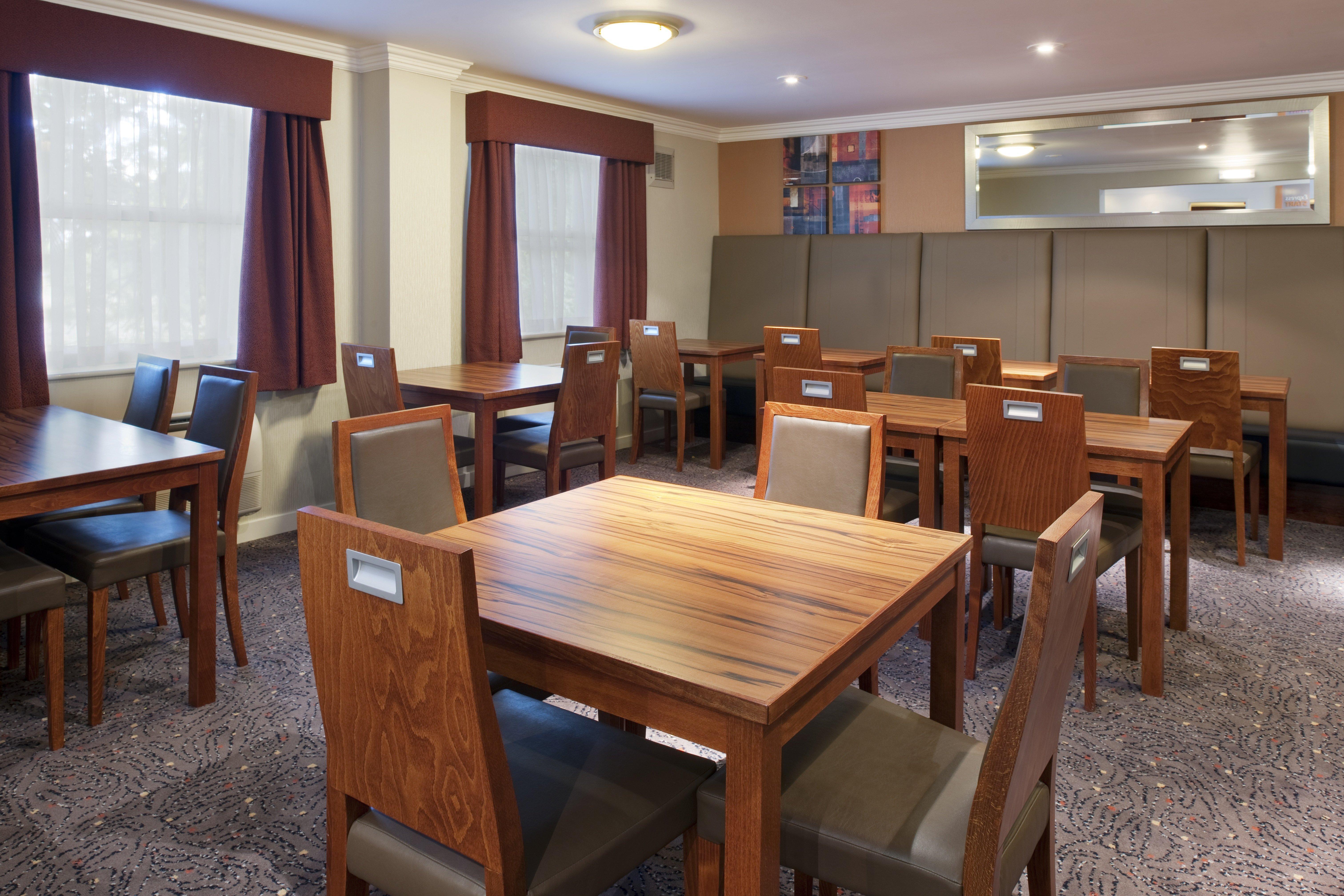 Holiday Inn Express Leeds-East By Ihg Лийдс Екстериор снимка