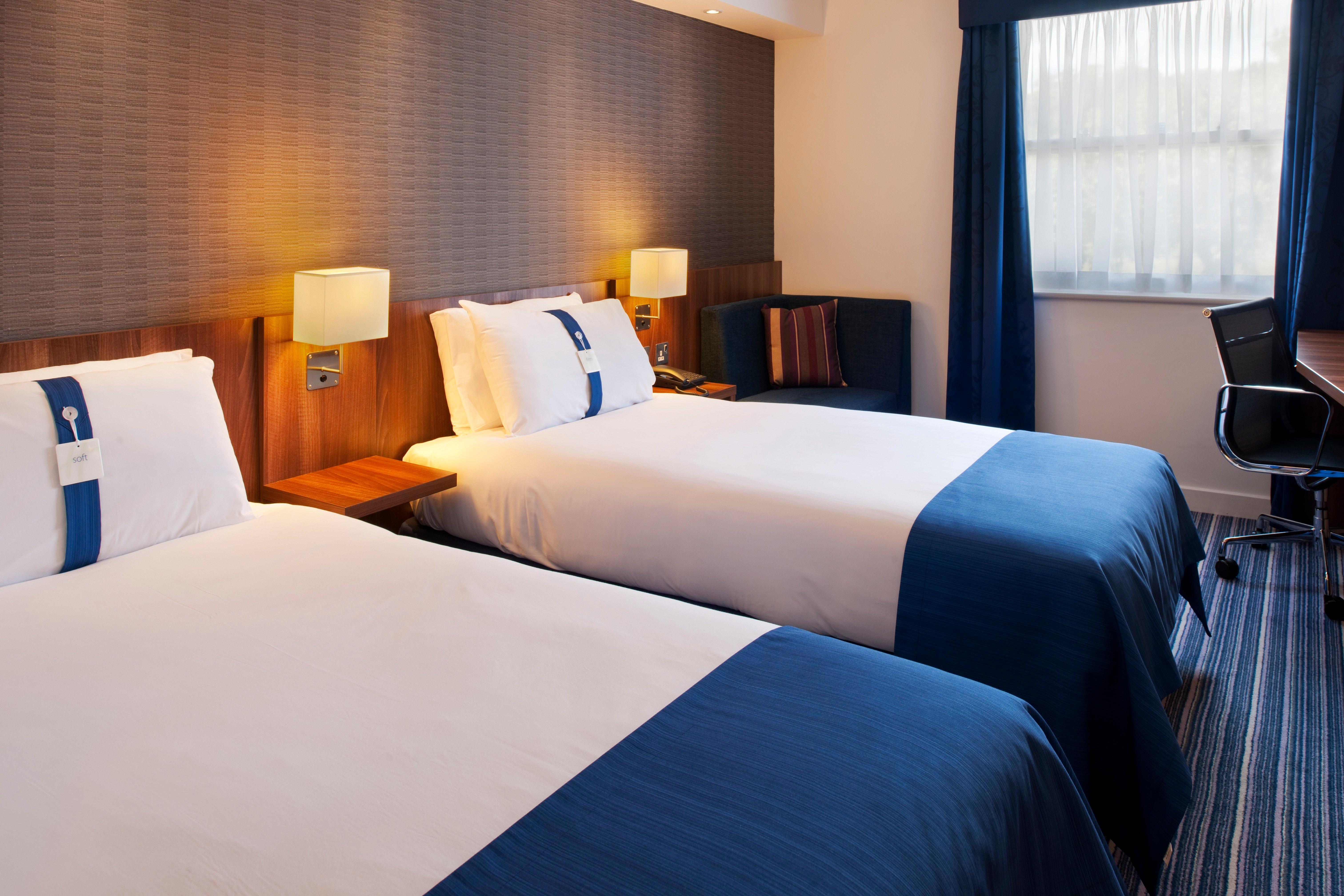 Holiday Inn Express Leeds-East By Ihg Лийдс Екстериор снимка
