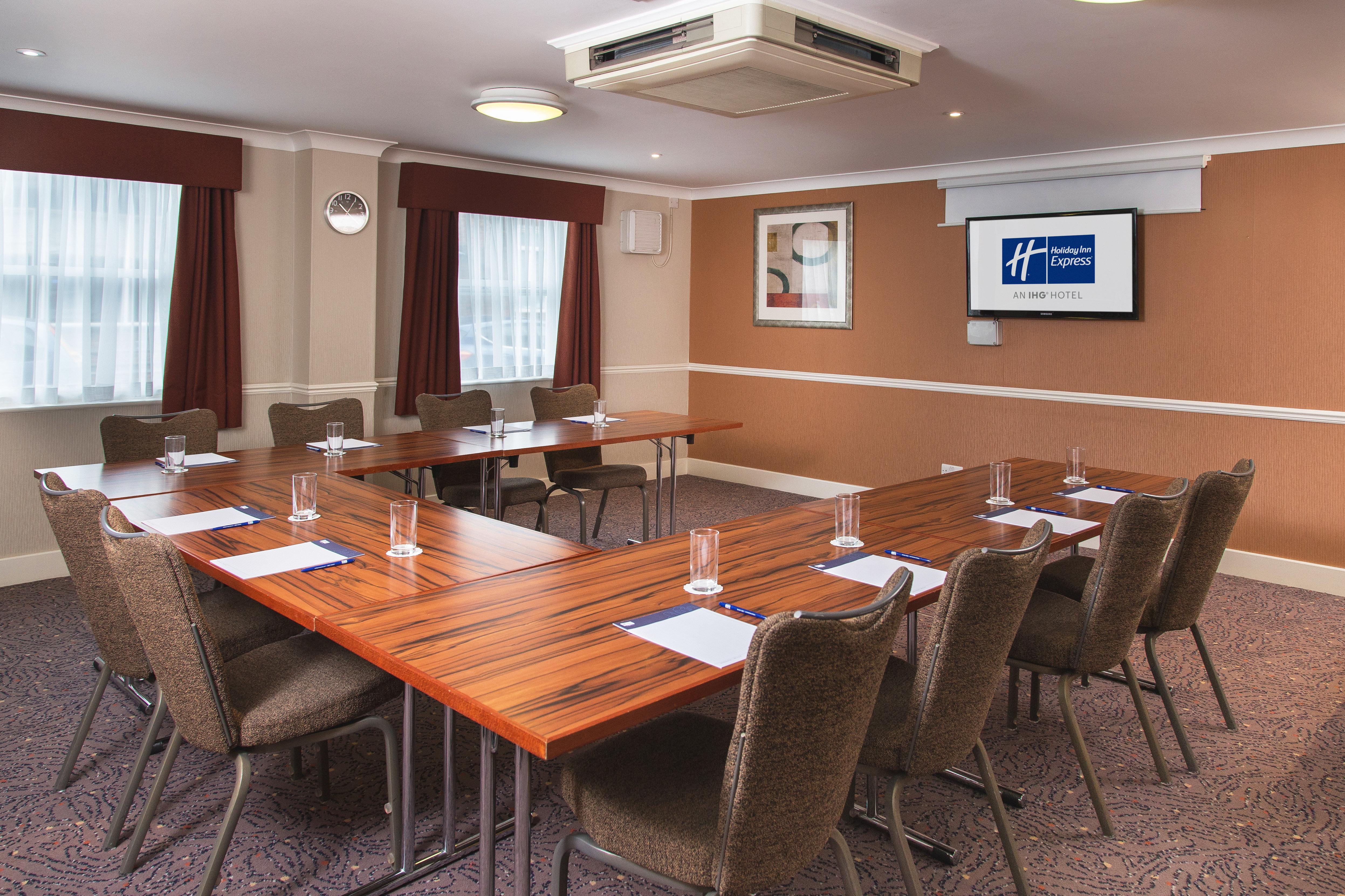 Holiday Inn Express Leeds-East By Ihg Лийдс Екстериор снимка