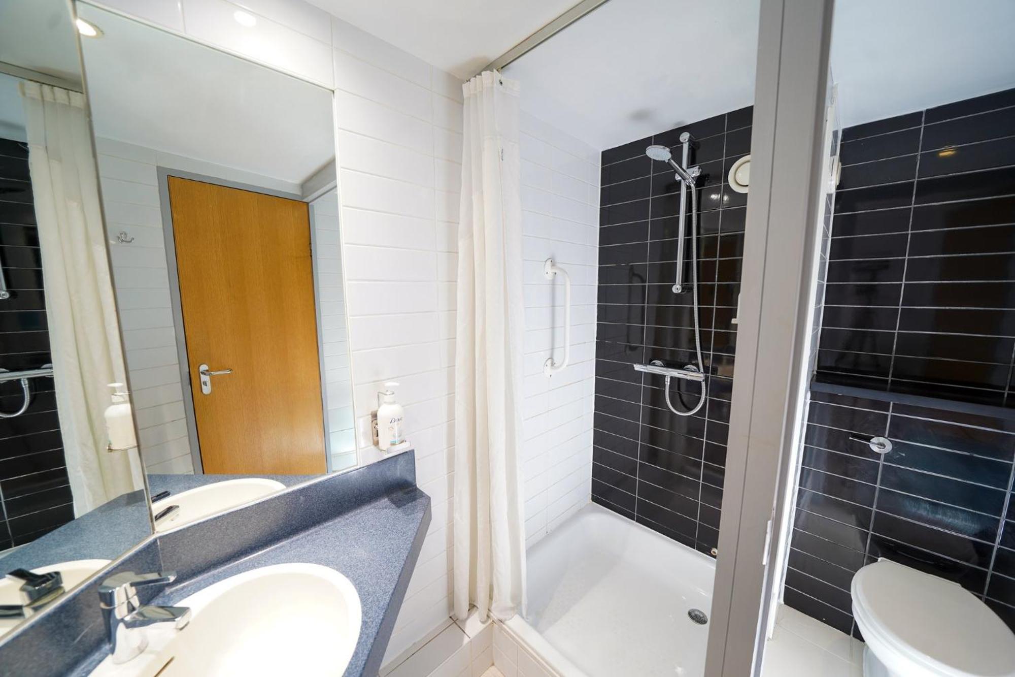 Holiday Inn Express Leeds-East By Ihg Лийдс Екстериор снимка