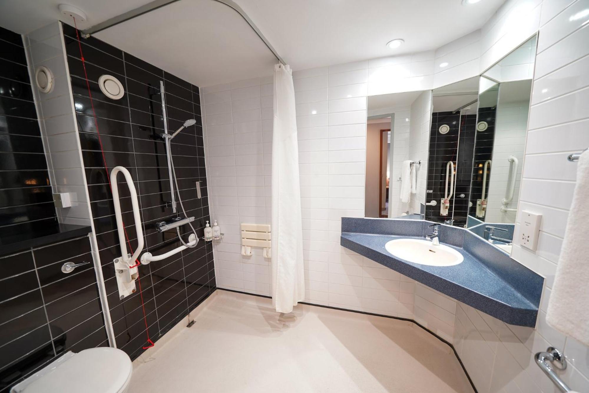 Holiday Inn Express Leeds-East By Ihg Лийдс Екстериор снимка