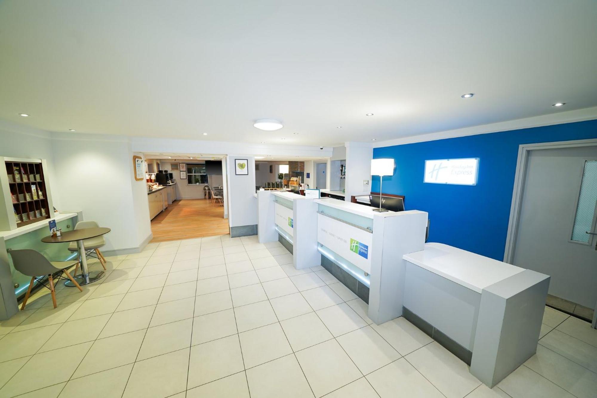 Holiday Inn Express Leeds-East By Ihg Лийдс Екстериор снимка