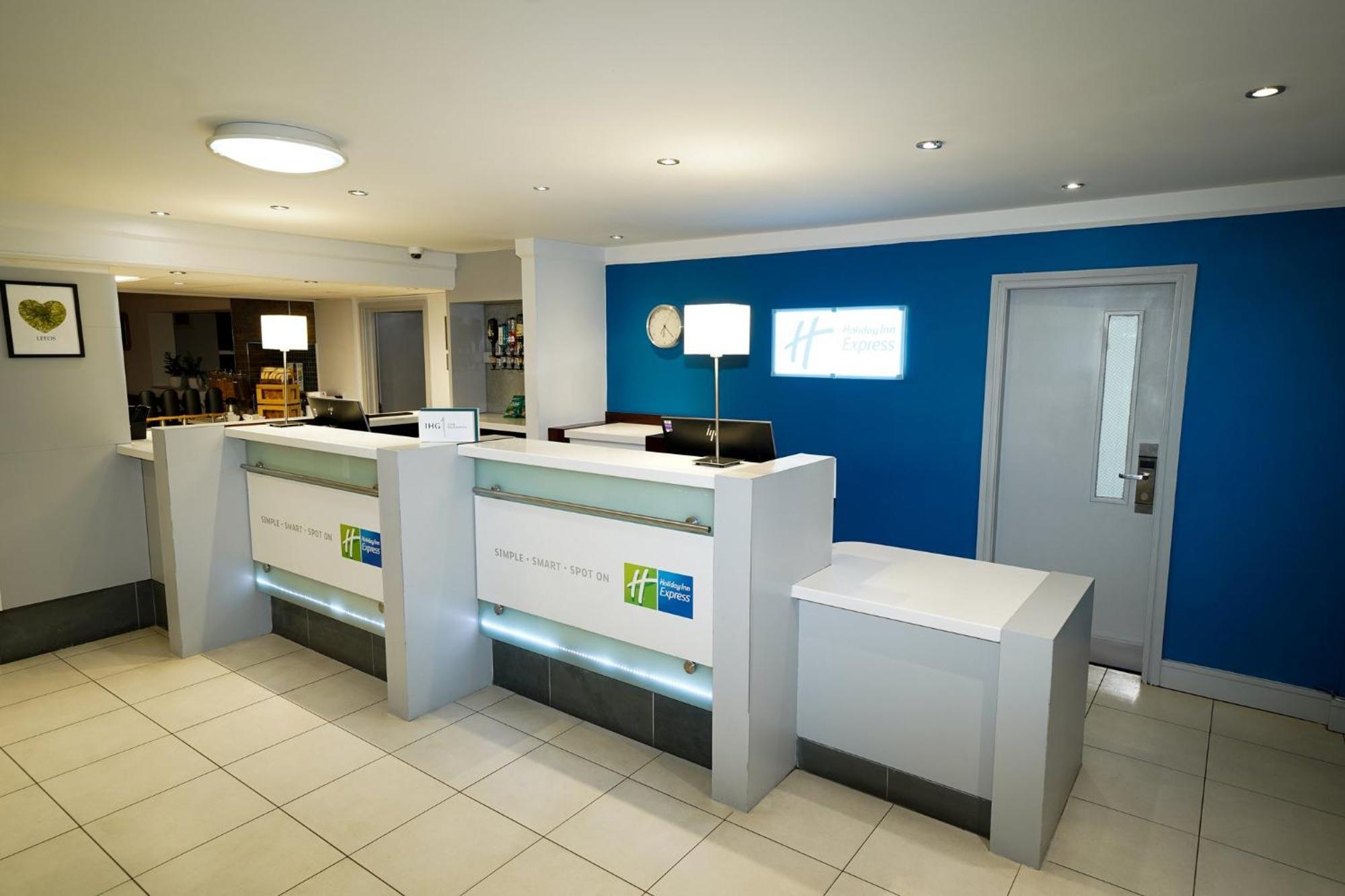 Holiday Inn Express Leeds-East By Ihg Лийдс Екстериор снимка