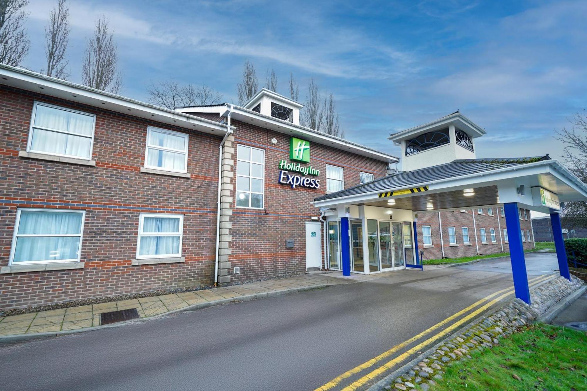 Holiday Inn Express Leeds-East By Ihg Лийдс Екстериор снимка