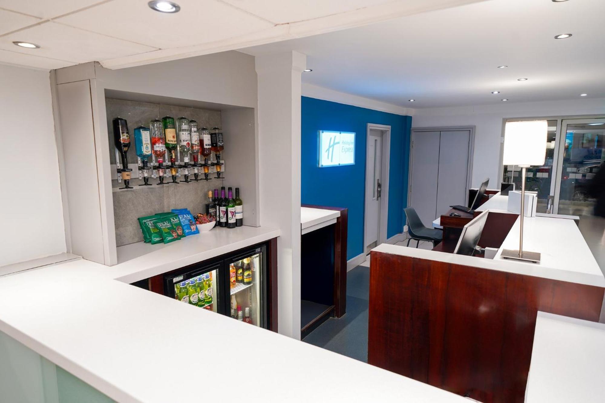 Holiday Inn Express Leeds-East By Ihg Лийдс Екстериор снимка