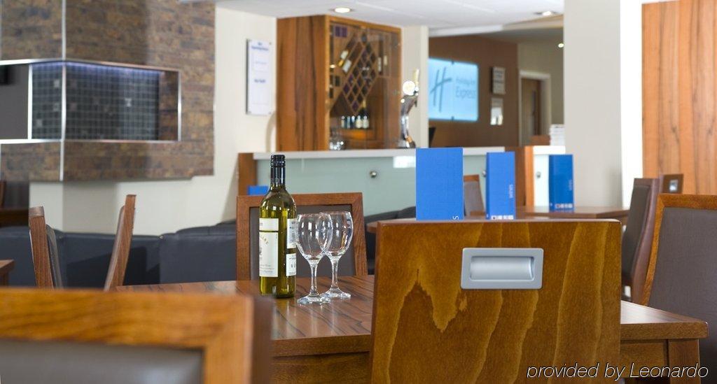 Holiday Inn Express Leeds-East By Ihg Лийдс Екстериор снимка