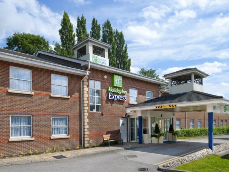 Holiday Inn Express Leeds-East By Ihg Лийдс Екстериор снимка