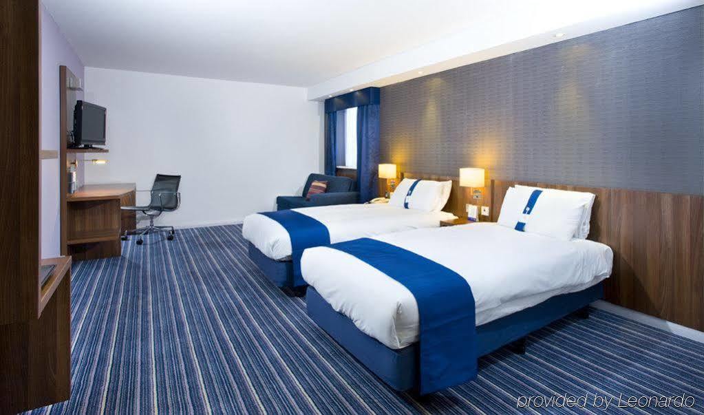 Holiday Inn Express Leeds-East By Ihg Лийдс Екстериор снимка