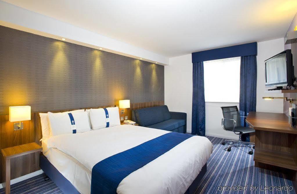 Holiday Inn Express Leeds-East By Ihg Лийдс Екстериор снимка