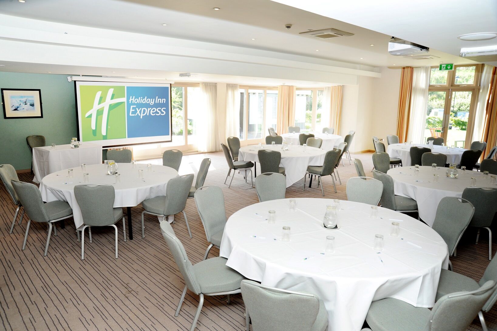 Holiday Inn Express Leeds-East By Ihg Лийдс Екстериор снимка
